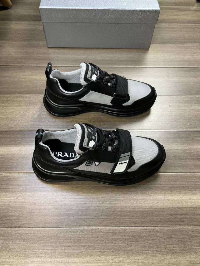 Prada 普拉达 -高端品质 原单 -鞋面：纳帕小牛皮、品牌帆布布匹、鞋舌品牌logo -内里：品牌帆布，垫脚；水染牛皮 -大底：超轻tpu发泡 橡胶；双色成